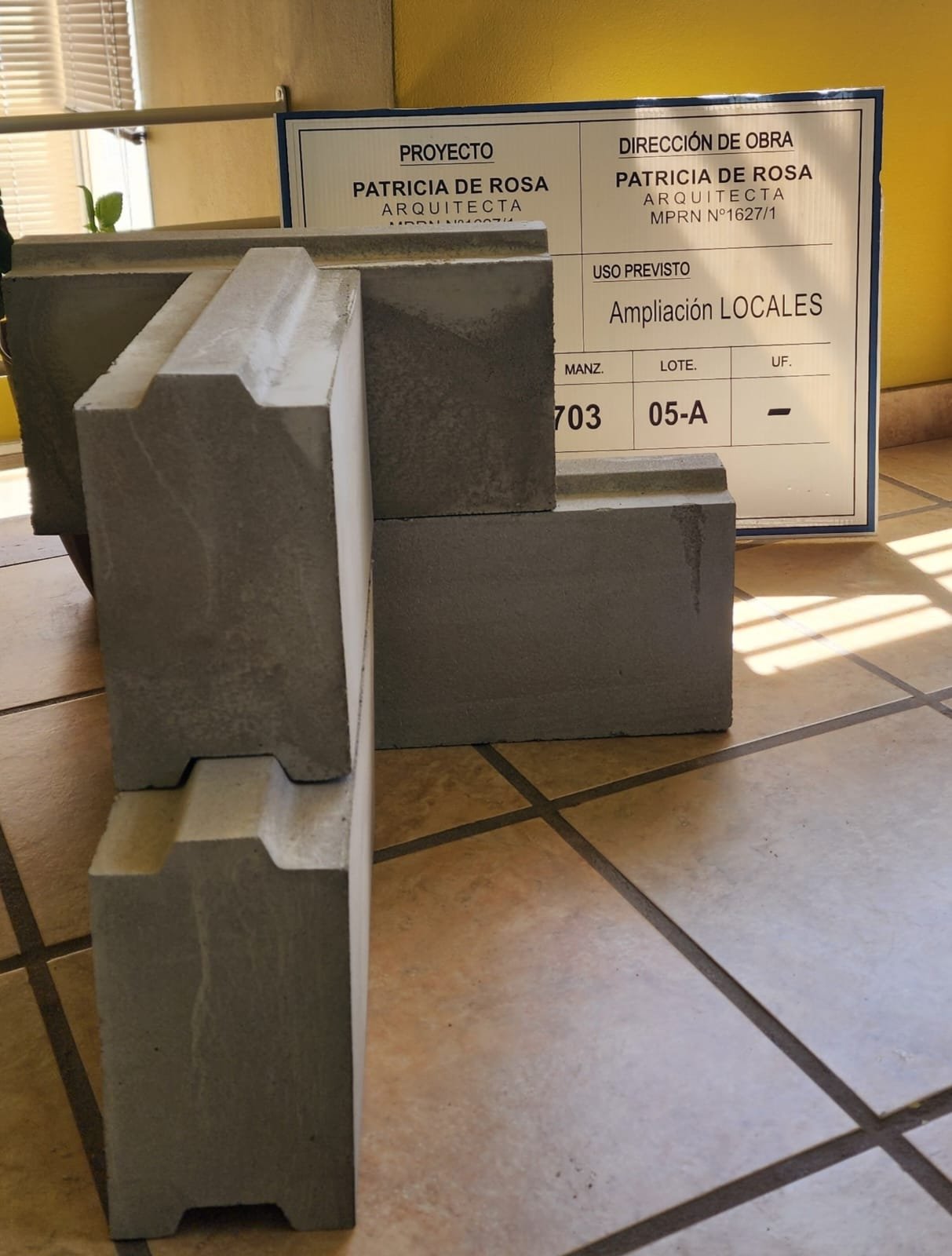 Arquitecta Patricia De Rosa en obra con bloques ARQUIBLOCK